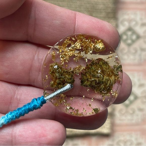 Handmade botanical resin art clip with macrame covered post - round gold bud 1B - Picture 4 of 9